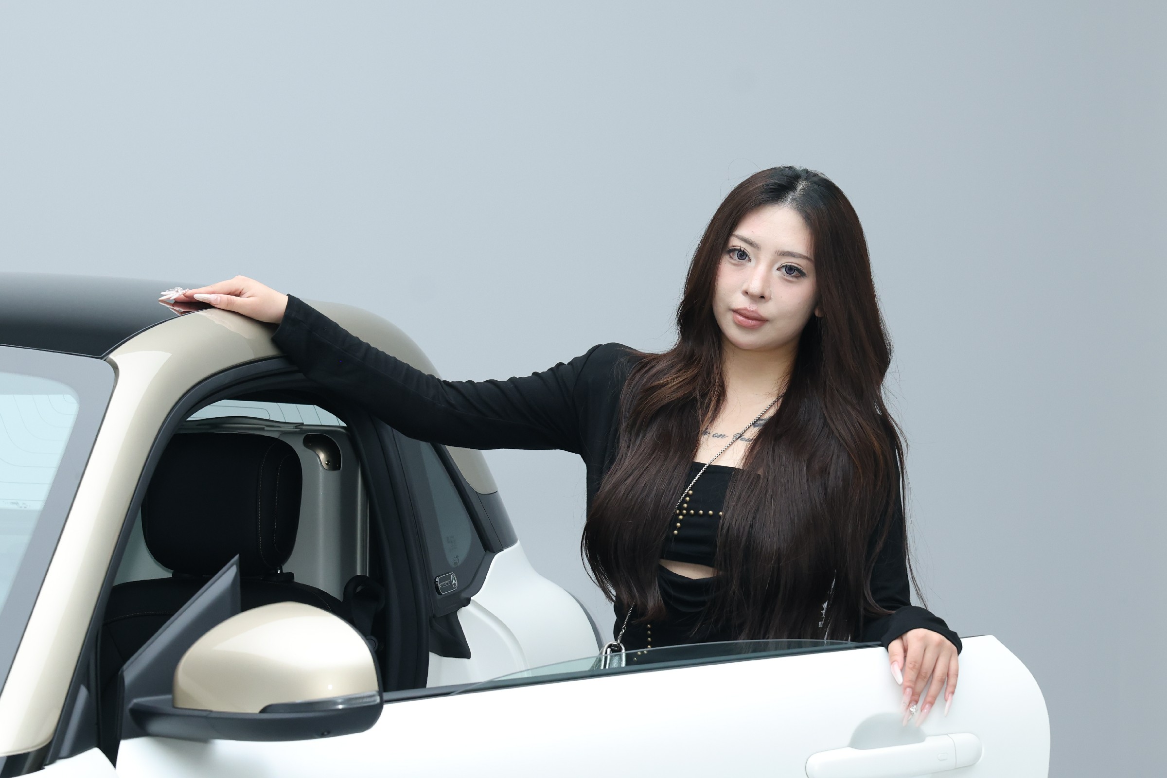 以前聊车漆，无非是珍珠白、金属灰，顶多夸一句“挺亮”，但smart精灵2号鎏金高定版把这事搞复杂了！！！

它搬出了古代鎏金工艺，然后对应到一套六层车漆体系，底漆、色漆、金属层、珠光层、清漆、手工抛光。每一层都有自己的任务，叠在一起，才调出那种温润又不失灵动的金属质感。

这让我想到高级腕表的润饰工