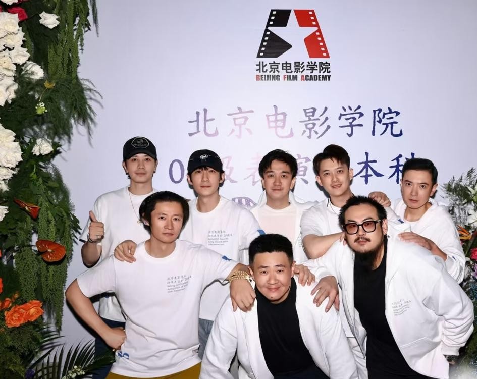 都混到顶流影帝这个位置了，朱一龙居然还愿意在老同学面前当个打杂的跑堂掌柜。
北电06级表演本科班入学二十年，高叶前两天晒出全班大合照，瞬间刷屏了。
几十号人整整齐齐套着白T恤，老班主任崔新琴老师稳居正中，而攒起这场大局的朱一龙，安安静静站在边上。
听现场细节才知道，这顿饭的台前幕后全是他一个人