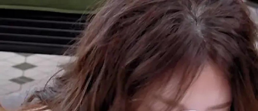 50岁李小冉在综艺里哭着说婚姻里她一直是撑伞的人，11年丁克婚姻被传2025年已结束，工作室否认，她一句“我为什么非要找个人”说哭无数中年女人
《不想睡的星期五》家宴那期，桌上摆着一副心理卡牌。孙怡翻开牌面说要把过去不好的全部斩断，话音刚落，站在旁边的李小冉双眼瞬间泛红。
轮到她翻牌，手里举起的牌上