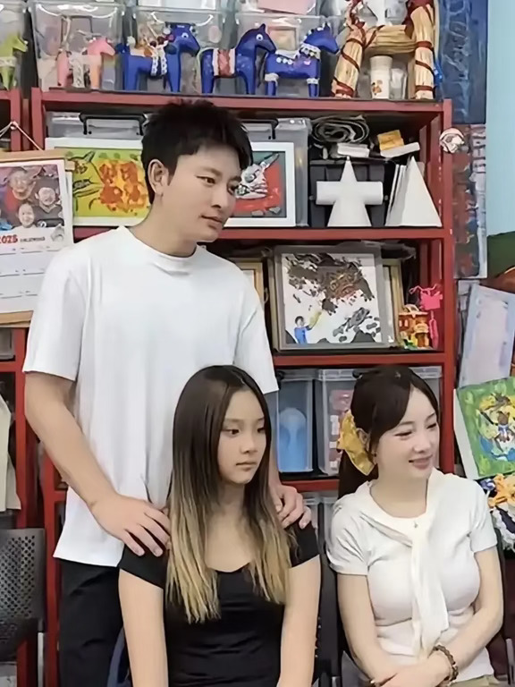 久违同框❤️贾乃亮李小璐一家三口公益合体