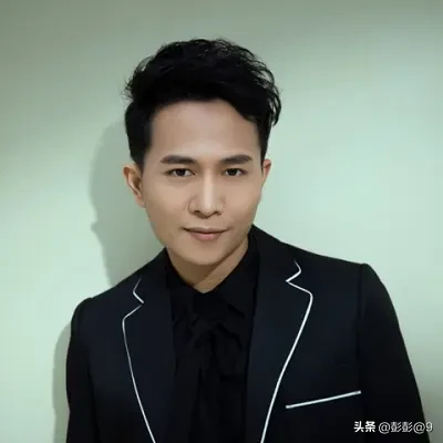 昨晚还在被全网骂&34;摆烂&34;，今天凌晨就官宣退赛了——欢子这波操作，把网友整不会了。

先说昨晚的事。《披荆斩棘2026》一公直播，欢子跟演员陈若轩搭档唱林俊杰的《街道》。排练花絮里，陈若轩凌晨四点还在死磕动作，卑微求欢子&