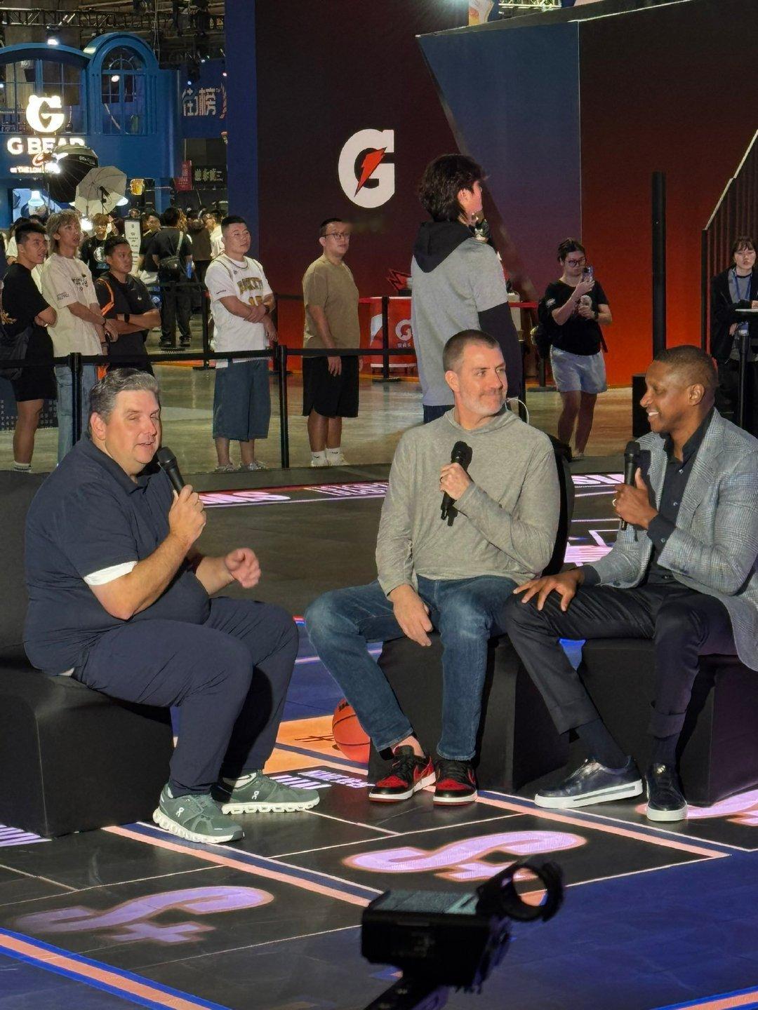 🎙️乌杰里澳门参加播客现场录制！
独行侠总裁现身 NBA 之家，做客 ESPN《Hoop Collective》，对话温霍斯特、麦克马洪#NBA中国赛2026##mffl##达拉斯独行侠[超话]# ​