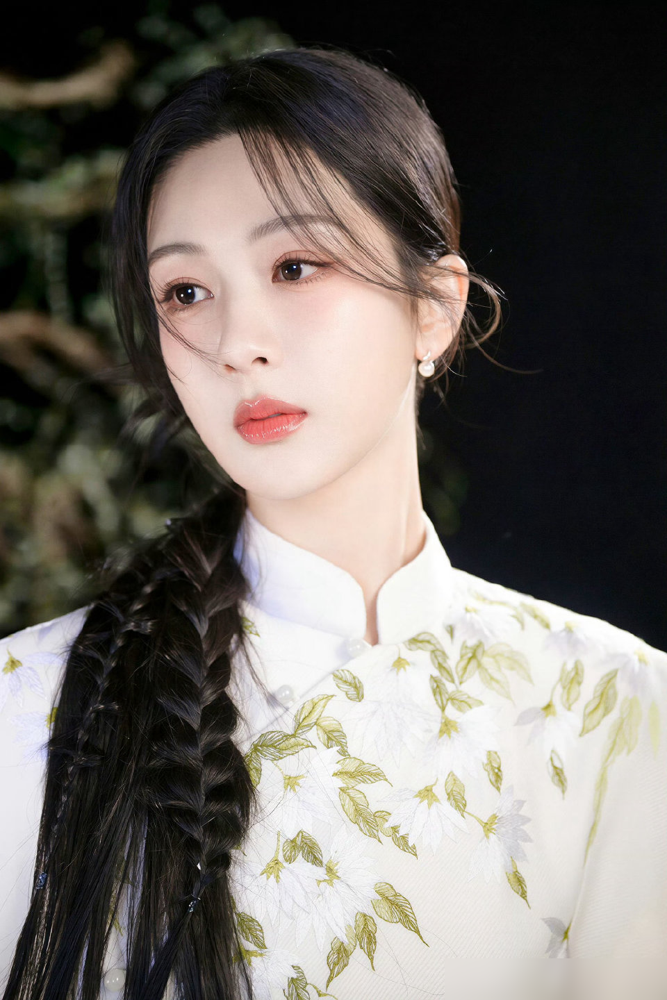金鹰奖还没开，杨紫就几乎把视后奖杯提前锁死了，这背后的水，可比你想的深多了。
有人说她演的《生命树》悬浮，台词出戏，瞪眼模式化，但你看看奖项怎么投的票，白玉兰八项提名，直接把她送上了视后宝座，这可不是光靠粉丝就能刷出来的。
为了一个角色，杨紫直接把自己扔到海拔4800米的高原上，待了188天，血