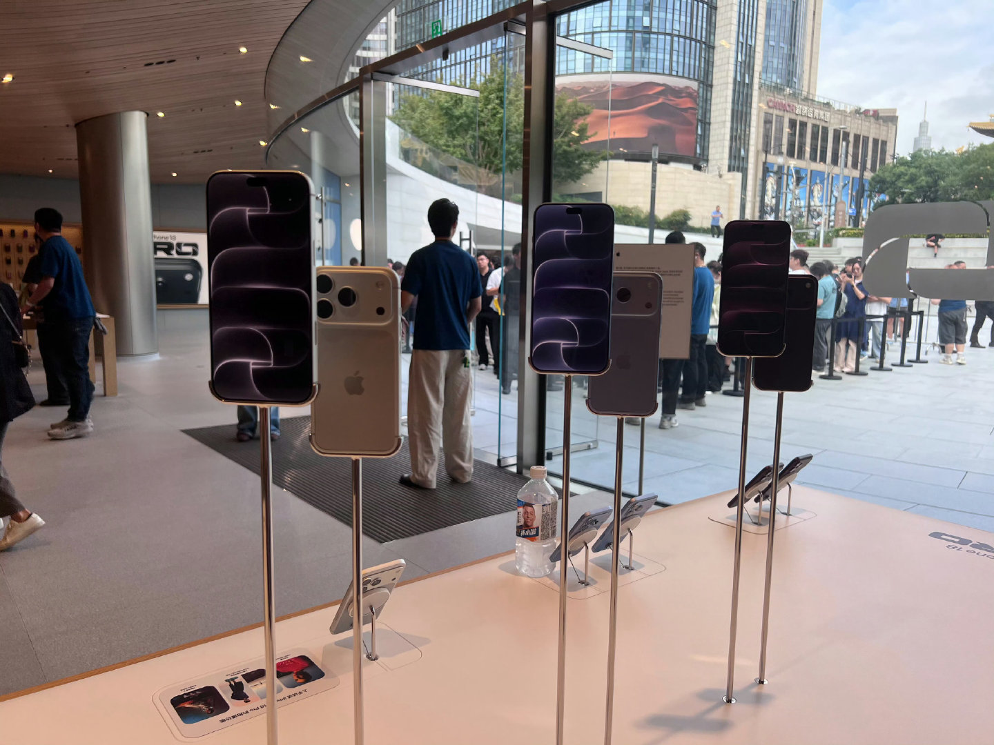 #iPhone18ProMax加价二三百# 特别好奇，以前抢苹果还可以理解，iPhone4S那会儿我跟风，也做过倒爷刚好在香港上班，卖一台挣2000rmb呢。所以这两三年还加价买iPhone的都是什么人群？一上市就多渠道开折扣了，也就是迟一小阵买的事儿，不要折扣还加价的，到底是啥人群，我想拉个群 ​