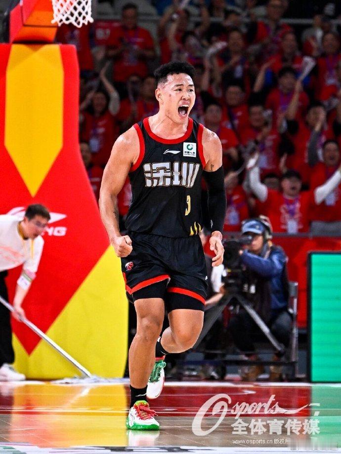 #CBA[超话]# 今晚上海升冠军旗、发戒指，但深圳也不是来送礼的。两队交手59次，上海24胜35负——卫冕冠军反而是劣势方。上赛季各自主场赢一场，谁也没服谁。旗升上去后，比分还得从0:0走起 [加油]
#CBA[超话]##CBA揭幕战##上海男篮# ​​​#深圳男篮# ​