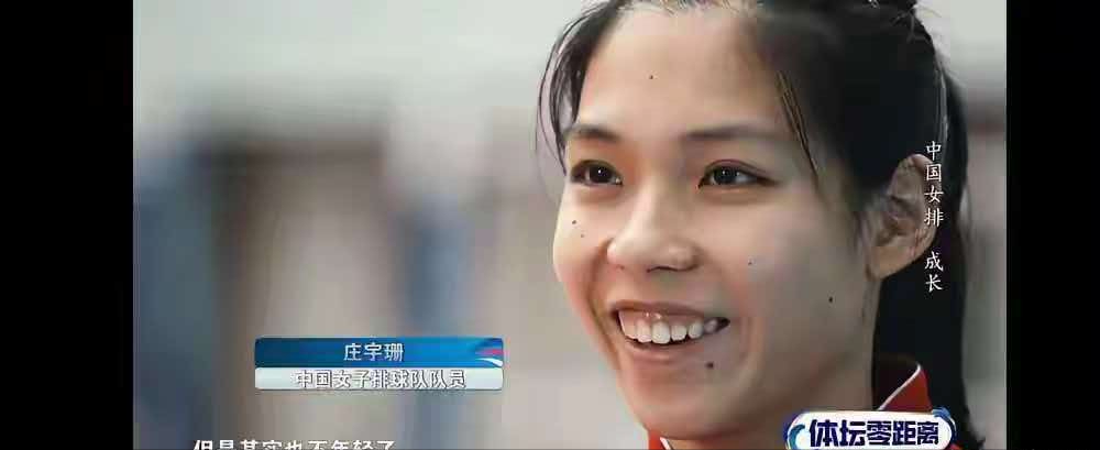 中国女排今年的成绩单确实值得认真复盘。

世联赛分站赛，中国队6胜6负排名第九，凭借东道主身份进入总决赛八强。总决赛1/4决赛，中国队以3:2逆转分站赛头名美国队，跻身四强，随后负于土耳其队和意大利队，最终获得第四名。这一成绩既展现了队伍冲击顶尖水平的能力，也暴露出与强队之间的差距。

赛后，主力自