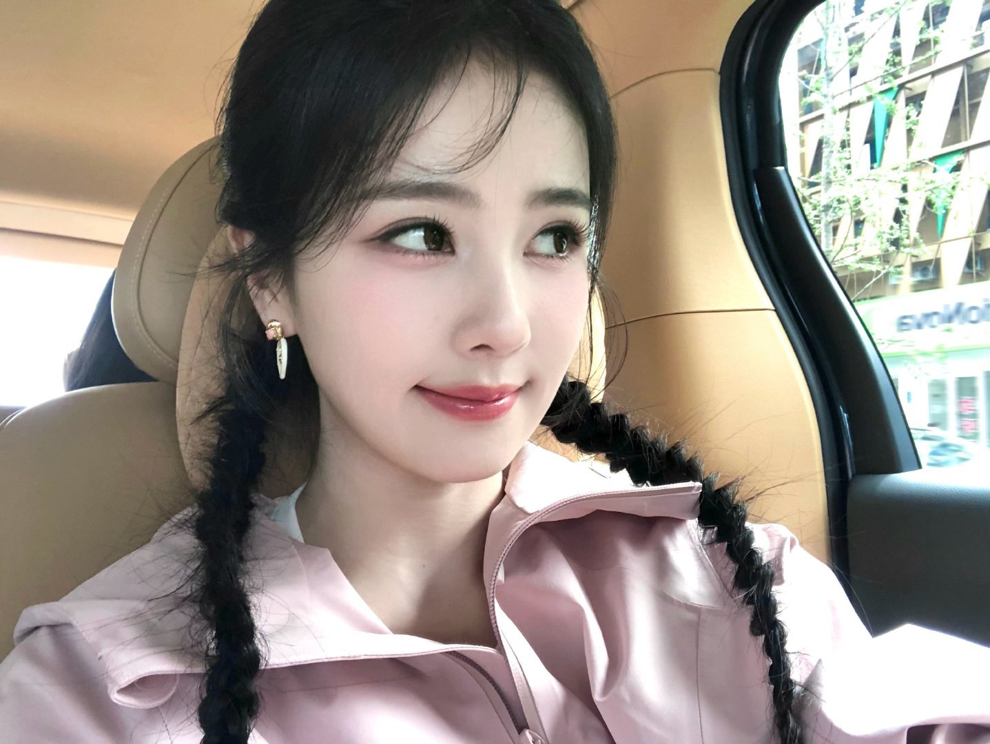 #白鹿[超话]# 🍍#白鹿直播间被挤爆了# 
人气足足的
​