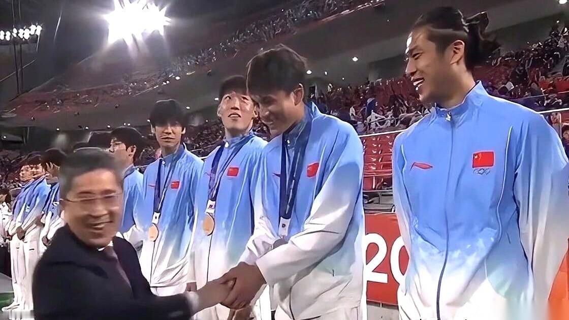 上海海港与上海申花被传给各自拿到亚运铜牌的球员每人发了30万人民币。
国足在亚洲层面的赛场上，已经有近30年没见过任何奖牌了。
足协给亚运男足的最终奖励还没正式公布，明年的成年国足亚洲杯也还没开踢。
这笔钱到底发没发，目前也就是上海当地球迷私下在传。
但消息一出来，大家耳朵立马竖起来了。
三十万，对