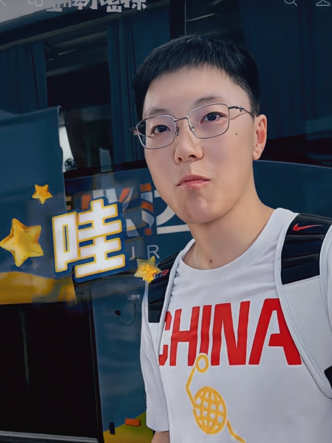 [超话]人生第一次觉得离小胡这么近！！热身赛在我上班的区开赛 这不得高...