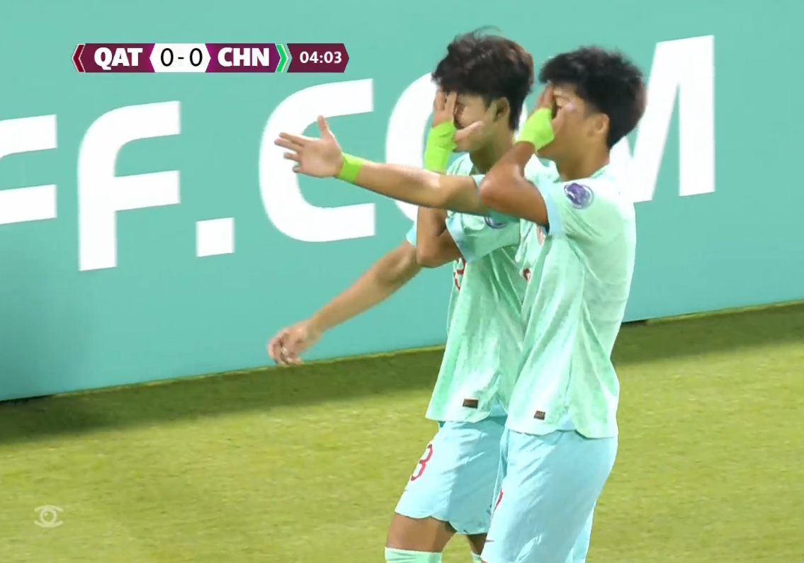 #U16国足2比0卡塔尔U16##中国U16海湾杯开门红#

U17海湾杯第一轮，中国U16对阵卡塔尔U16。第4分钟，刘凯源左路横传，袁博涵跟进破门，中国U16取得梦幻开局。第37分钟，刘宇洋禁区内连续突破后左脚劲射破门，中国U16两球领先。

易边再战，双方互有攻守但都无法破门。最终，中国U16以2比0击败对手，收获 ​