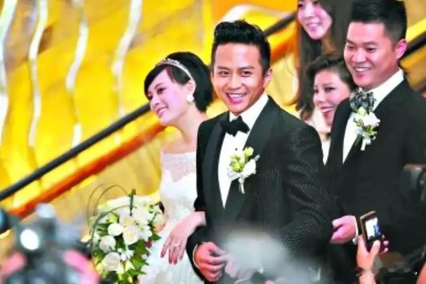 2011年，邓超和孙俪大婚当天，佟大为在婚礼现场喝得酩酊大醉，邓超不解，就过来问他：“兄弟，我结婚，你怎么喝大了？”佟大为的妻子关悦也一脸懵，在她印象中，佟大为很少会喝这么多酒的。

邓超扶着佟大为坐到角落的椅子上，让人倒了杯温水递过来。佟大为接过水杯，手还有些晃，他抬起发红的眼睛看了看邓超，又看了
