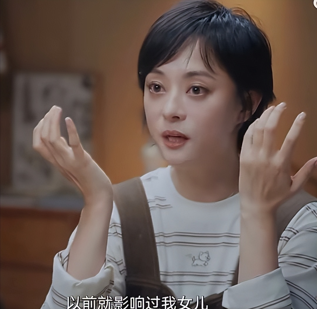 老师突然致电孙俪：同学都问小花爸妈是不是离婚了！
孙俪的回应太解气
大人随手一刷的“瓜”，竟压到了孩子心上。

孙俪最近在《向内一公里》里说，老师曾打电话告诉她，小花最近不太开心，因为同学总问她：“你爸妈是不是要离婚了？”原因是一些网上不实消息传到了同学和家长嘴里，又传进了学校。
孩子心里慌，却不敢