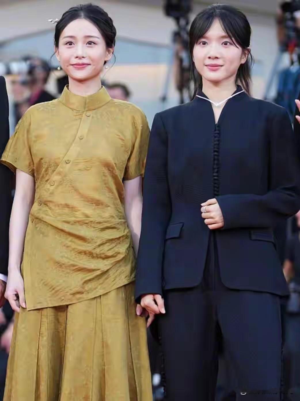 给阿嫲的情书 火速走红的两位女主角：李思潼和王晓慧，

要是都在娱乐圈发展，后续的发展到底会怎么样呢？

李思潼是金融工程专业出身的高材生，常年的答辩、论文训练把逻辑表达磨得特别顺，跑路演接受采访，能从角色理解聊到潮汕侨批的历史脉络，素材饱满到记者剪片都舍不得剪，完全不会卡壳冷场。

她目标感也强，