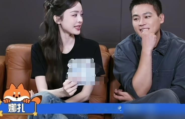 娜扎持枪强吻欧豪？导演赵宝刚亲自示范！
新剧《醒来》采访时，娜扎觉得角色太主动，这场戏导演亲自演示动作，欧豪边挣扎边憋笑。采访里两人状态非常放松，三分半里笑了一分钟，互相拆台不刻意营业，大家都被这份活人味打动。
别搞完美人设，带点破绽的真实相处，才最能打动人心。