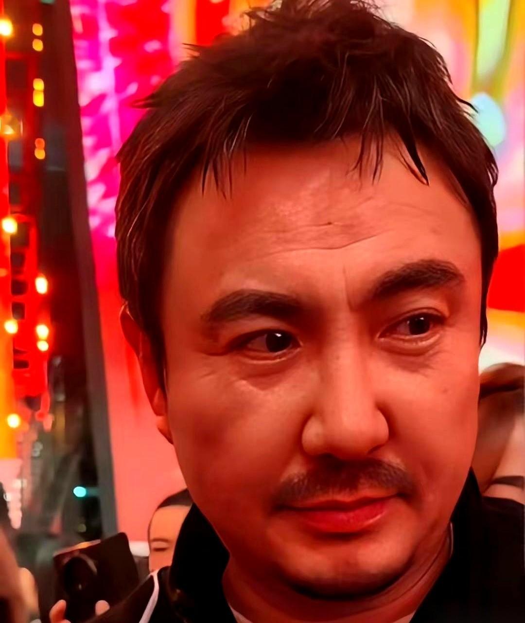 说起娱乐圈明星的面相，真别把长相和性情划等号。咱们今天单拎这几位国民级喜剧男演员的脸出来看看。
你以为长得尖嘴猴腮就是坏人？错。你以为长得胖乎乎、笑嘻嘻的就是乐天派？大错特错。
先看林永健。典型的三角眼，颧骨高凸，瘦骨嶙峋，放电视剧里就是标准的算计人小人脸。但他站在那里不说话的时候，面部线条偏偏是松