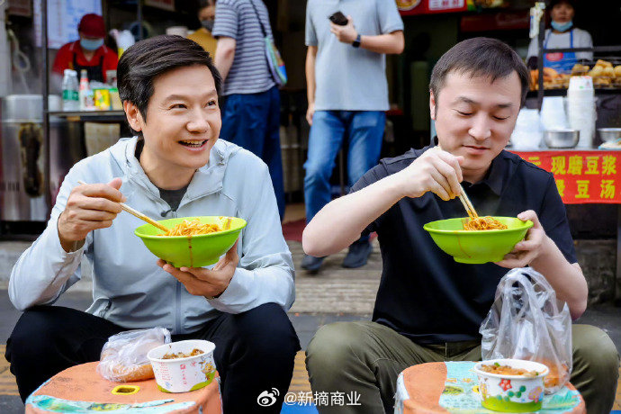 真的太不容易了，也就雷总这种人能抗住了，吃个饭给家乡宣传宣传，还要被骂，劳累啊

#雷军澄清早餐被骂装# ​​​​