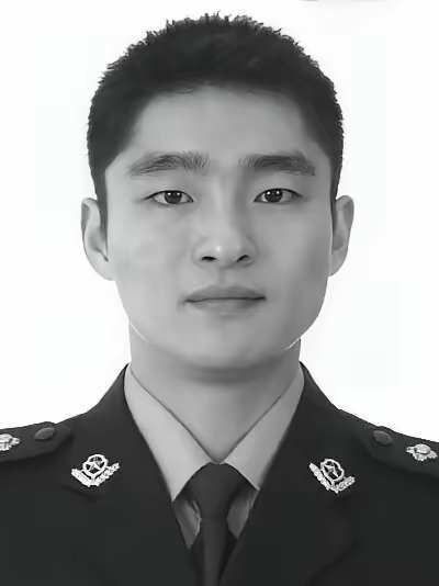 ​​​​张建文，1986年生，江苏淮阴人，三级警长、二级警督，2010年参加公安工作，2014年入党，先后在派出所、法制大队、环食药侦支队任职，从警16载
 
很多人听过刑警、交警，却很少听说环食药侦民警。
这支队伍默默扛下守护餐桌、药瓶与绿水青山的重任。
张建文，就是这支隐蔽战线上一名硬核尖兵。