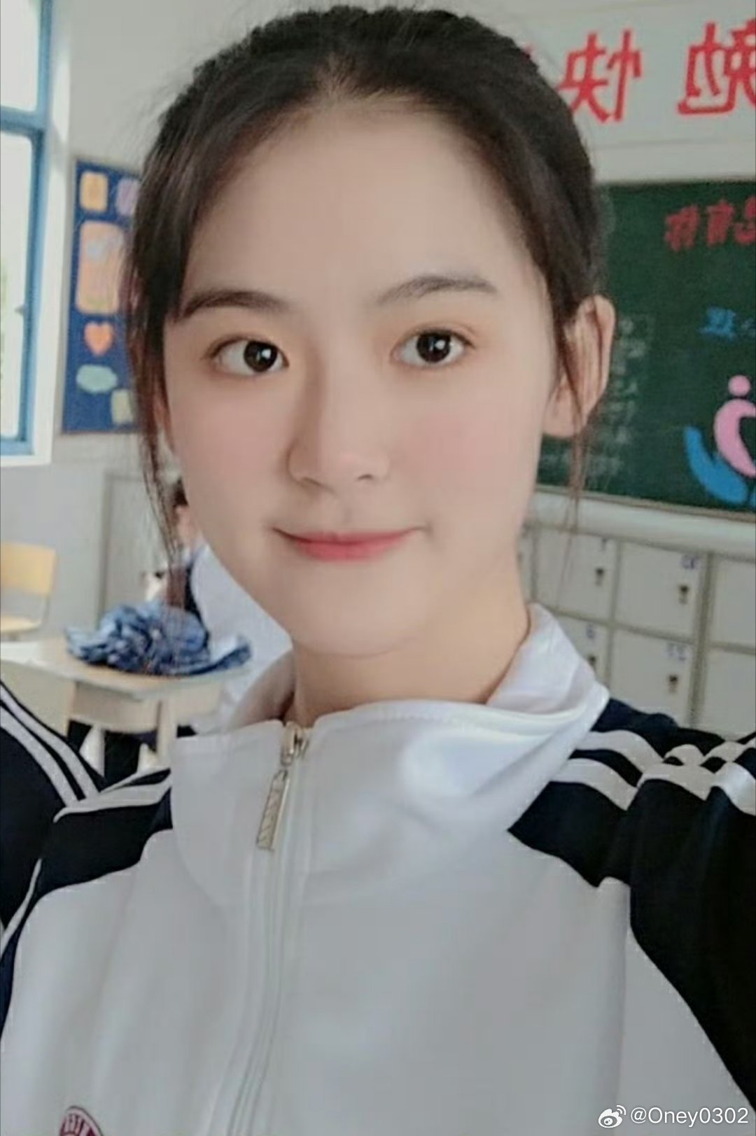 #演员_翟一莹[超话]##盛夏热恋# zyy#翟一莹# 

女孩 放下减脂餐 做回小萌物

​
