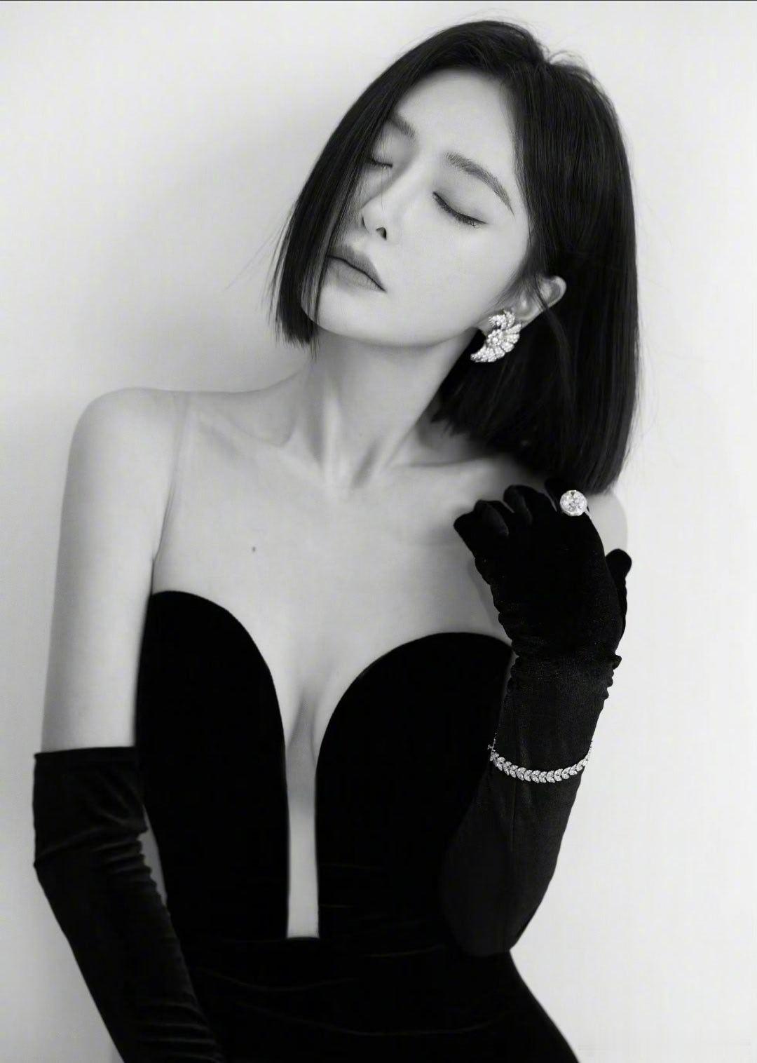 #秦岚[超话]# 心懷悲憫，靜觀眾生沉淪。 ​