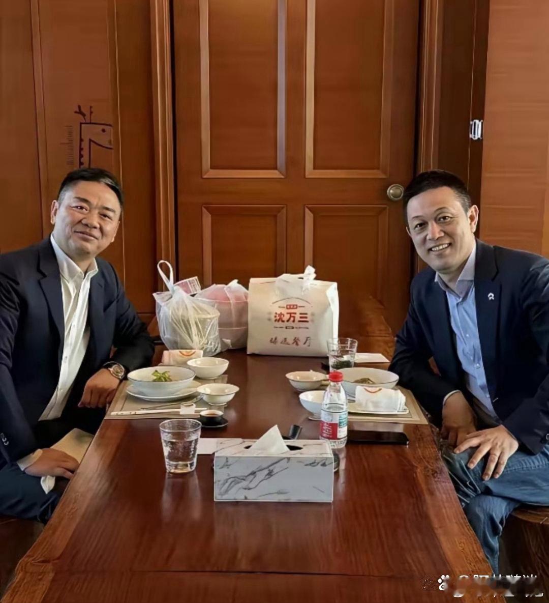 刘强东和蔚来老板李斌。 ​