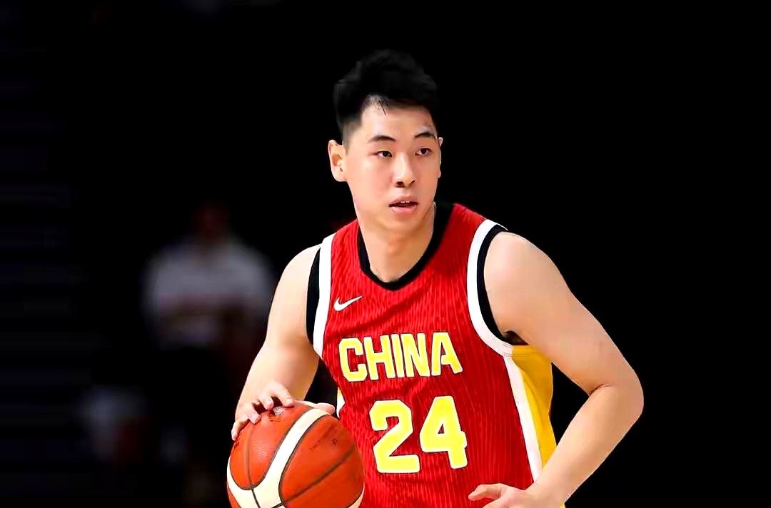 连败的遮羞布被崔永熙一把扯下：别扯什么战术没打出来，纯粹就是身体扛不住。

连续几场亚洲硬仗，只要对面把防守强度拉满，咱们的人上篮动作直接变形，卡位被生生挤开。眼睁睁看着别人抓下篮板二次砸进篮筐，自己这边连个补篮的机会都捞不到。

集训天天熬夜抠战术，一上场全成了花架子。人家压根不跟你玩脑子，就用身