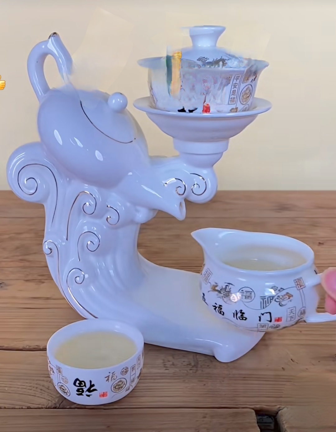 茶叶茸毛：鲜爽品质的重要参考
 
不少茶友认为，茶叶的鲜感与优良品质，可以通过芽叶表面的茸毛多少来辨别。茶毫，也就是这些细密茸毛，大多生长在嫩芽顶端，内部富含茶氨酸、多种氨基酸与芳香物质，是茶汤鲜爽滋味、独特毫香的重要来源 。同一株茶树上，芽头越细嫩，茸毛就越茂密；随着叶片慢慢成