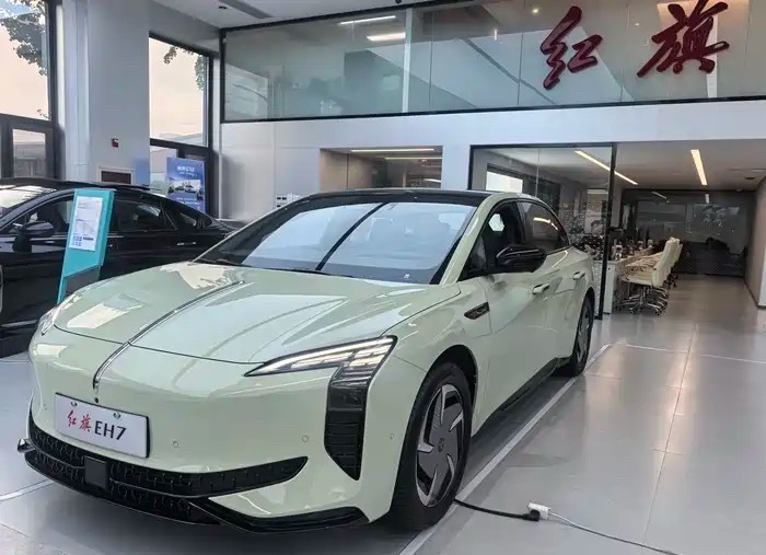 红旗EH7属于低调实力派，不玩花活，主打实实在在的驾乘质感。整车线条舒展大气，发光车标搭配流光灯语，既有新能源的科技感，又保留红旗独有的端庄气场，家用商务都很适配。底盘硬件诚意拉满，前双叉臂后五连杆全套独立悬架，还有可变转向比调校，低速转向轻巧，高速方向盘沉稳，开大车也没有笨重感。四驱版零百加速3.5秒，爆发力足够，动力输出调校平顺，不会有突兀的闯动，对晕车人群特别友好￼￼￼。最高CLTC续航820公里，快充五分钟就能补能两百多公里，低温续航稳定性表现亮眼，冬天跑长途心里踏实￼￼￼。3000mm超长轴距，后排空间非常宽裕，座椅宽大厚实，支撑和柔软度平衡到位。母婴级环保座舱用料，新车几乎没有异味，1.96㎡全景天幕视野通透。8155芯片加持车机运行流畅，全套主动安全防护配置齐全。最加分就是红旗全套售后权益，终身质保、免费救援，后期用车省心踏实，看重底盘、空间、用车保障，这台值得重点考虑。