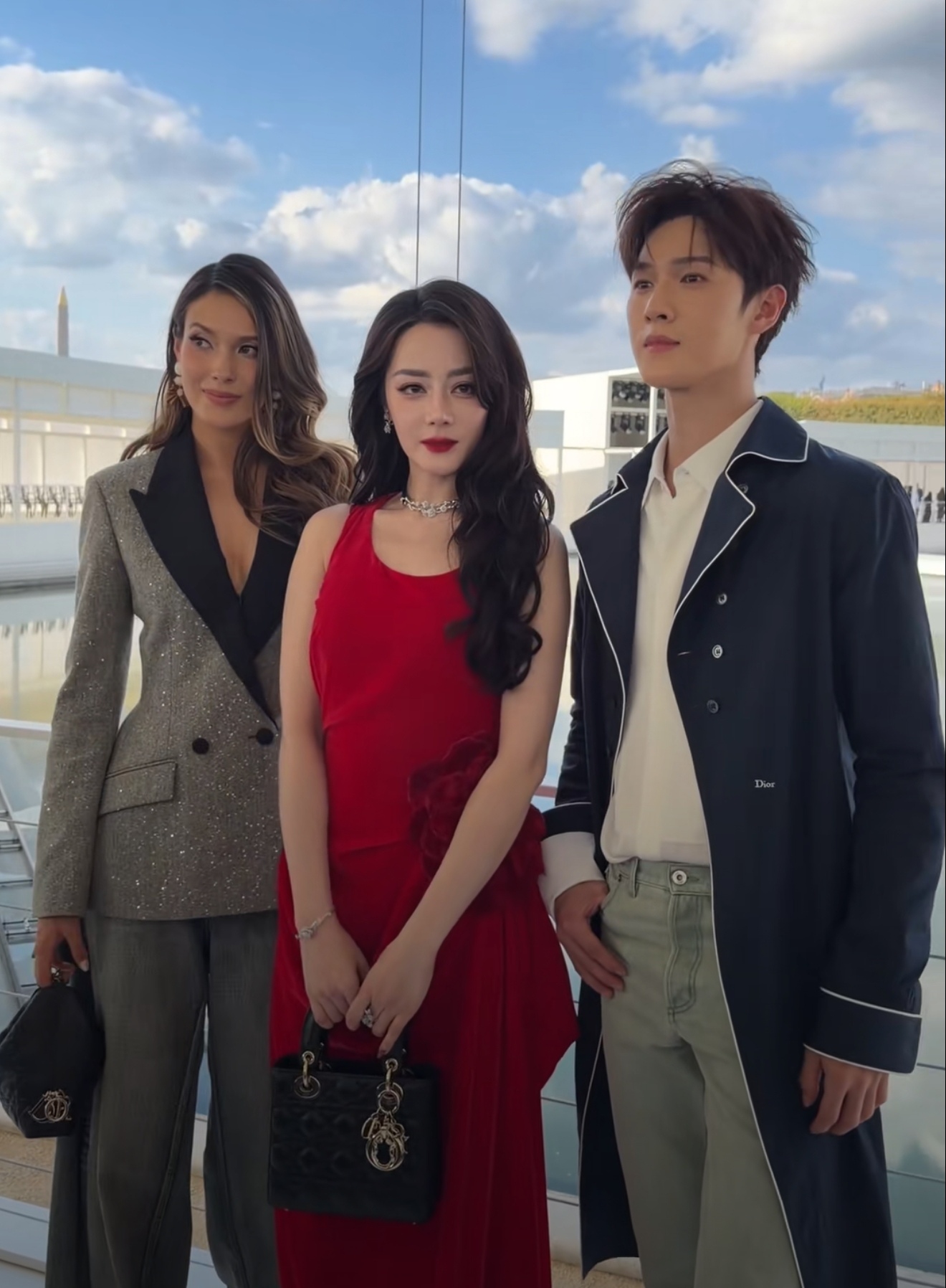迪丽热巴带出来的兵  终于和她站在同一个舞台啦。
谁还记得2019年创造营的男团选秀节目，热巴是发起人，导师阵容有苏有朋、郭富城、胡彦斌，黄景行。
李昀锐就是其中的一员，虽然最终没成团，但是他的发展算是里面比较好的，演员比唱跳歌手的发展机会要好一点。
如今两人齐聚迪奥活动，当初那个名不见经传的小伙子
