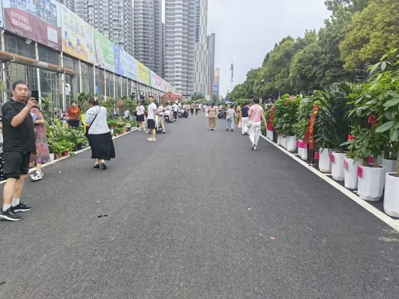 在郑州，经济下行，大家都不装了！