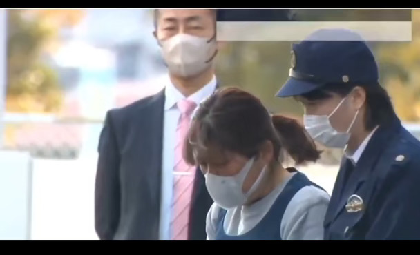 【对杀害重度残障29岁女儿的58岁母亲判处拘禁刑3年、缓刑5年】
今年3月，在千叶县茂原市，因将患有重度身体障碍的29岁长女的脸按入装满水的收纳箱中致其死亡而被控杀人罪的无业女性斋藤千荣子（58岁），千叶地方法院判处其拘禁刑3年、缓刑5年。
	
深野英一审判长指出，被告“具有强烈的杀意”，但同时也认可她“长期以来努力与长女如同一体生活，把女儿的幸福放在第一位”。
	
案发前，长女开始不断尖叫，母亲四处寻找医院或收容机构却都无法找到，陷入绝望，最终在试图进行无理心中（一起自杀）的过程中犯下了这起案件。
	
据报道，母亲当时准备的不是冷水，而是温水的收纳箱。即便是在准备一起离世的情况下，她仍不想让女儿感到冰冷，这种细微的爱意令人印象深刻。
	
她曾努力求助却始终得不到支援，最终才走向如此悲伤的结局，因此不能只责怪母亲一人。能判处缓刑，至少让人稍感宽慰。#日本人 #母爱