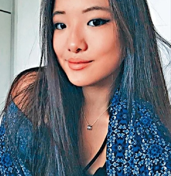 穿搭大胆奔放的张学友大女儿张瑶华近照罕见爆光，她不迎合审美的自信与独特气质，弛自信及珍贵的魅力淋漓尽致。

乐坛天王张学友私生活低调，一直和妻子罗美薇用心保护两个女儿，避免其受公众打扰。

近年张学友26岁大女儿张瑶华的生活照偶然流出引发关注。

张瑶华拥有健康小麦色肌肤，穿搭走大胆随性的欧美风，妆