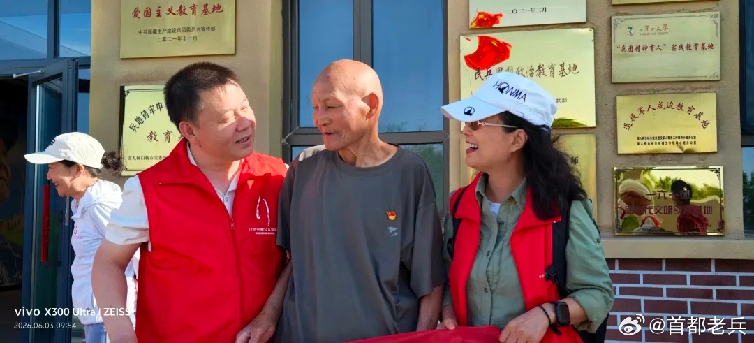 #首都老兵在行动#近日，东城区退役军人事务局为“全国退役军人服务保障先进个人”杜小龙颁发荣誉证书与奖章。十余年来，杜小龙带领兄弟帮扶中心深耕拥军一线，开展物资帮扶、便民送菜、老兵救助、边疆慰问等公益服务，用心解决退役军人急难愁盼。他以扎实行动做好基层拥军服务，彰显社会力量拥军爱军的 ​