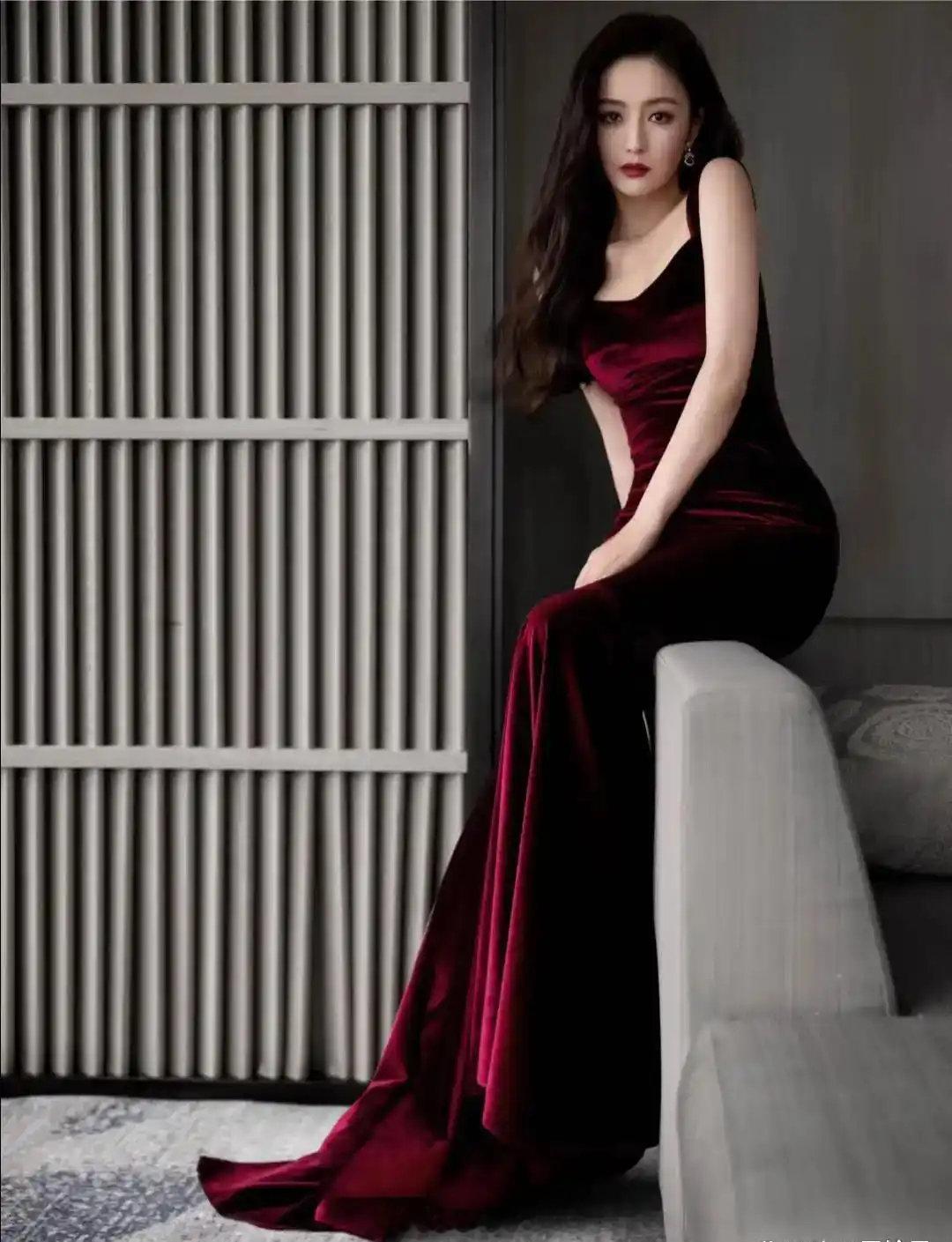 佟丽娅，气质美女，酒红色礼服太俊了！ ​