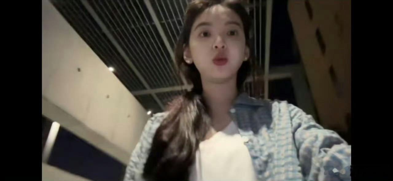 #章若楠[超话]# 我遇见一个很可爱的小女孩长得萌萌的说话也萌萌的很讨人喜欢的小孩子傻的可爱但她总忧郁像个潮湿的被子闷闷的我希望她开心因为她是我的小太阳我希望你照亮我的同时也能照亮自己有一句话不是说你爱自己别人才会爱你她总焦虑觉得自己不好我一直对她说你是最好的人没人比你更好她再不好我 ​