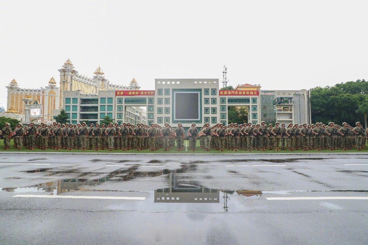 【#驻澳门部队组织第27次建制单位轮换#】根据《中华人民共和国澳门特别行政区驻军法》和中央军委命令，中国人民解放军驻澳门部队于8月27日组织了第27次建制单位轮换。轮换行动于当日顺利完成。据介绍，此次轮换出澳的官兵圆满完成驻防澳门的各项任务，以实际行动维护了国家主权、安全、发展利益。轮换 ​