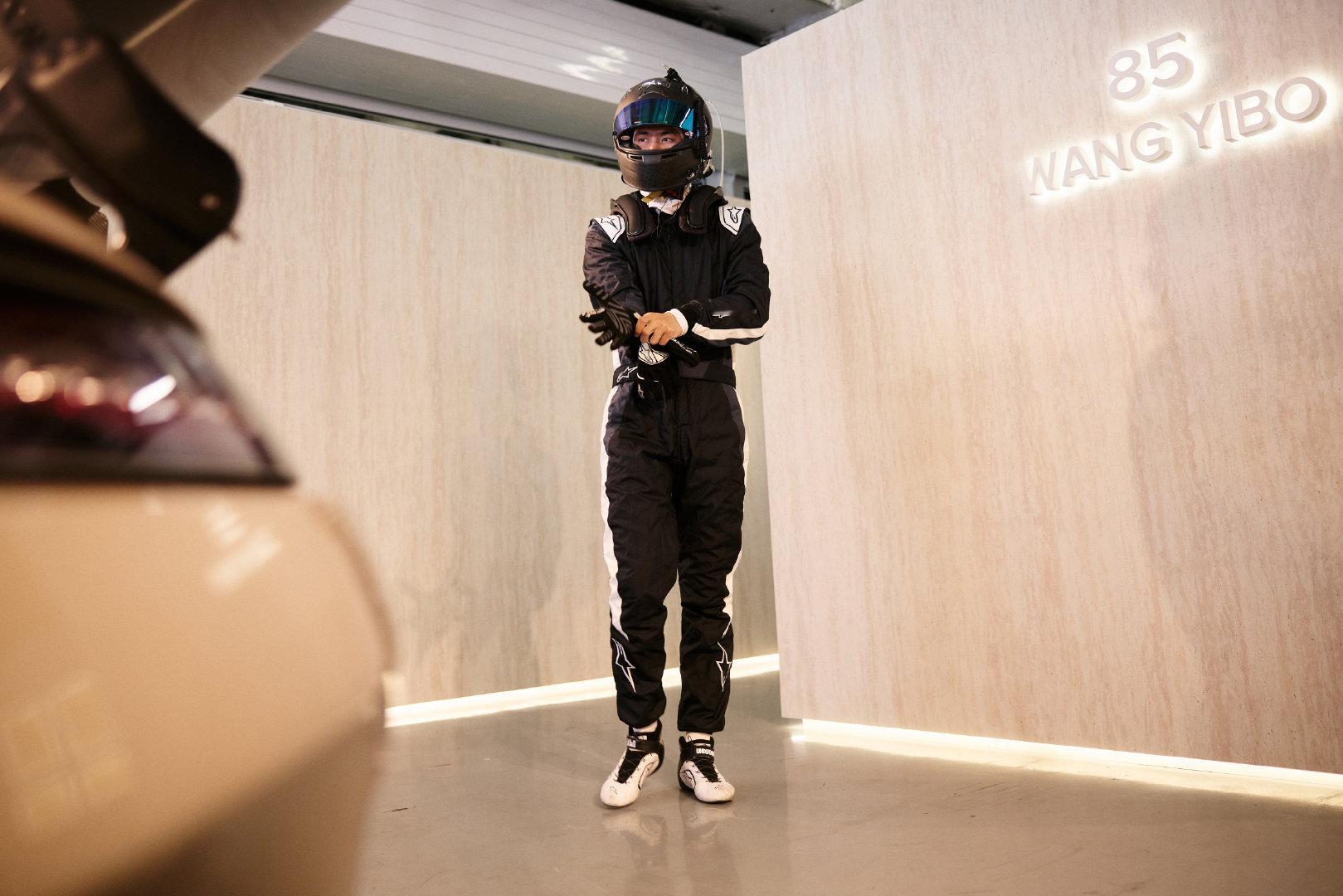 #王一博[超话]# · #85RACING# 
「练车日 𝗗𝗔𝗬 𝟮」
声浪起落，圈速进阶，明日继续～[酷]​