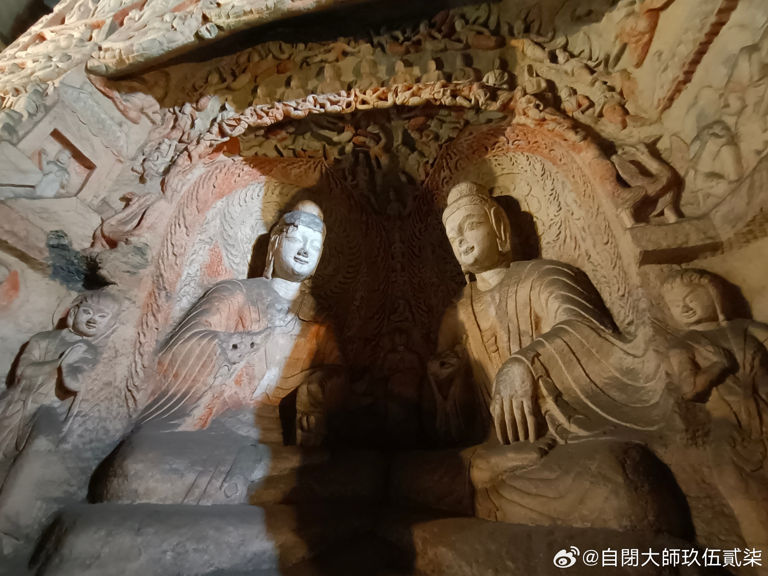 山西行即將結束，總結一下：
古建及造像無與倫比，住宿和網約車態度親切，麵食一流，其餘乏善可陳。

太原算是最舒服的，沒什麼大問題，可能畢竟是省會。晉祠爆人但我怪我自己起太晚。

大同就開始不對勁了，住宿價格虛高，大同城區甚至超過一線城市的旅遊區，卻沒有一線城市的便利性，城外交通不便， ​