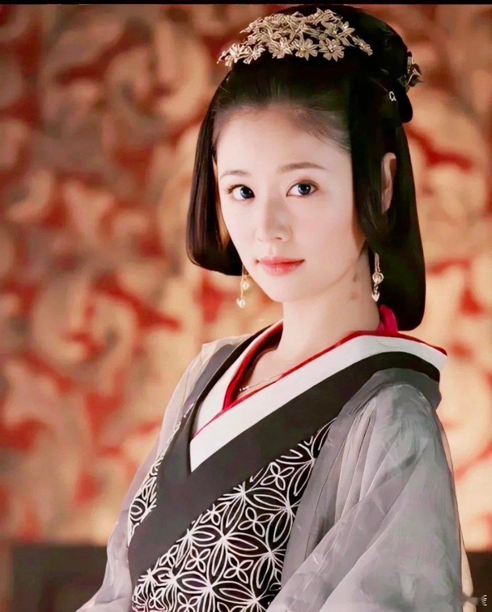 林心如演的窦漪房，按现在的话说，就是一只垂耳兔。

看着软乎乎的，耳朵垂下来，安安静静蹲在那儿，谁看了都觉得乖。但真惹到她的时候，才发现这兔子咬人。

她不靠大喊大叫，也不靠浓妆艳抹。就靠一个眼神、一个动作，把窦漪房这个人演到骨子里。

从小代替家里的人进宫，没得选。进宫之后从最底下的 ​