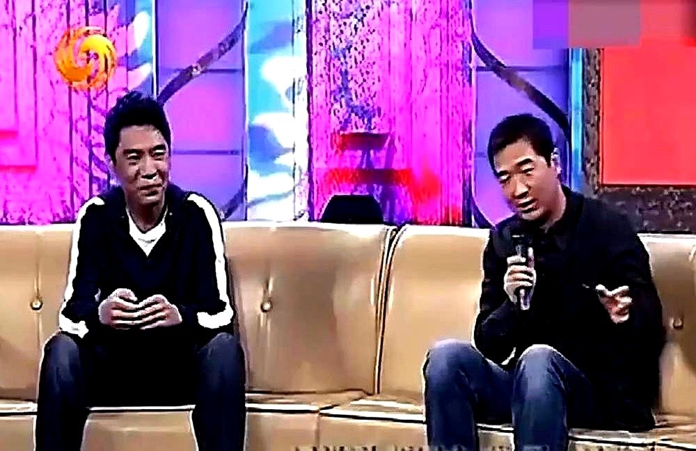 张国立被一群人围住脱不开身，屠洪刚冲过去硬塞了一把车钥匙喊他快走。事后屠洪刚撂下句话，车得保住，人更得离开那地方。

这俩人打小就是邻居。

后来张国立刚试水当导演，屠洪刚直接掏了7万块钱让他去拍《霸王别姬》的MTV。结果买卖赔了，但这笔钱硬是给张国立砸出了后来源源不断的拍摄生意。遇险时把你推出去，