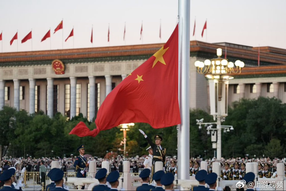 #1.7万名游客泰山观看升国旗#【国旗升起的地方，仪式感拉满点燃国庆假日激情】#重庆91岁老人连续20余年国庆看升旗#10月1日，新中国迎来77周年华诞。当天清晨，北京天安门广场举行2026年国庆升国旗仪式；上海人民广场、南昌八一广场、成都天府广场、重庆人民广场、山东泰山之巅等地也分别举行升旗仪式。 ​