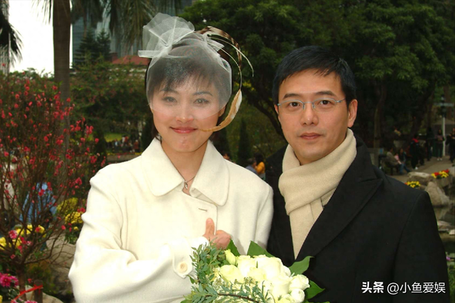 60岁的人，被追问20年婚姻，回了一个字：“是！”
连句“是的，我们离婚了”都懒得打。
当年那个从香港捧着蛋糕、坐火车一路颠到广州的男人，现在连三个字的短讯都觉得多余。张锦程和张延，1996年认识，抄错电话号码失联，5年后横店重逢才开始恋爱。三年求了三次婚，前两次人家没答应。第三次还是街头争执中，当