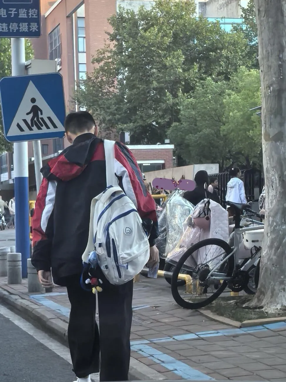 初中那年，我用钢笔扎了两个欺负人的男生。
脖子上渗着血。
闹哄哄的教室，瞬间就静了。
 
她坐我前排。
瘦瘦小小的，话很少。
全班一半男生都爱欺负她，里面还有几个学校里有名的混子。
周一早上她的校服还白得发亮，下午后背就全是鞋印。
没人管。
老师看不见，班长不敢说，路过的人都低着头走。
 
那天课间