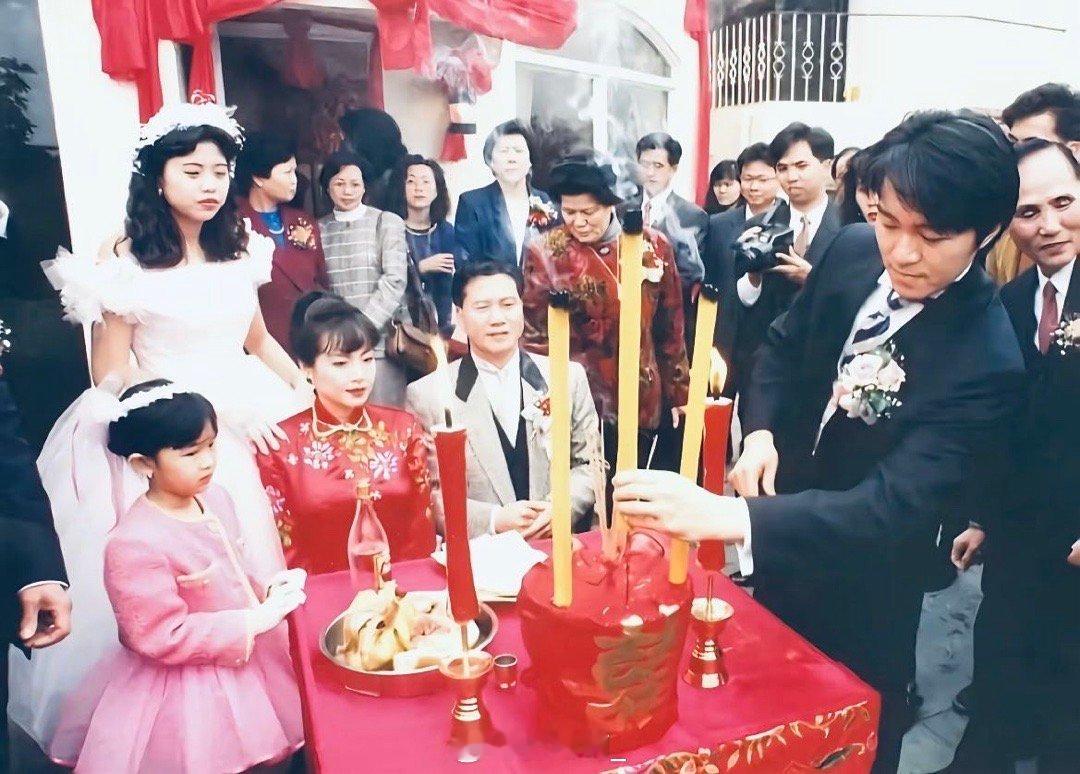 万梓良婚礼现场的周星驰。

‖周星驰 ​