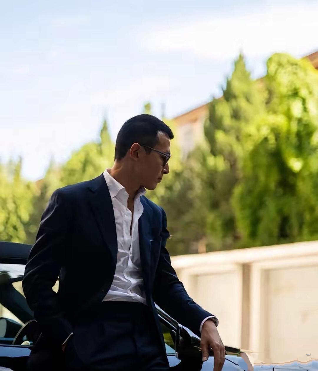 近日，朱珠的高富帅老公晒在豪车前的帅照，真的是豪车与帅型男的经典搭配。
     朱珠老公拥有1.85米的身高，气质儒雅大气，又事业有成，他是北京经典男装Sartorial的创始人，同时是两家公司的老板，事业成功，经济优越。同时，他家境优越，是富二代。他才华横溢，又是高材生，真的是顶级的“高、富、帅