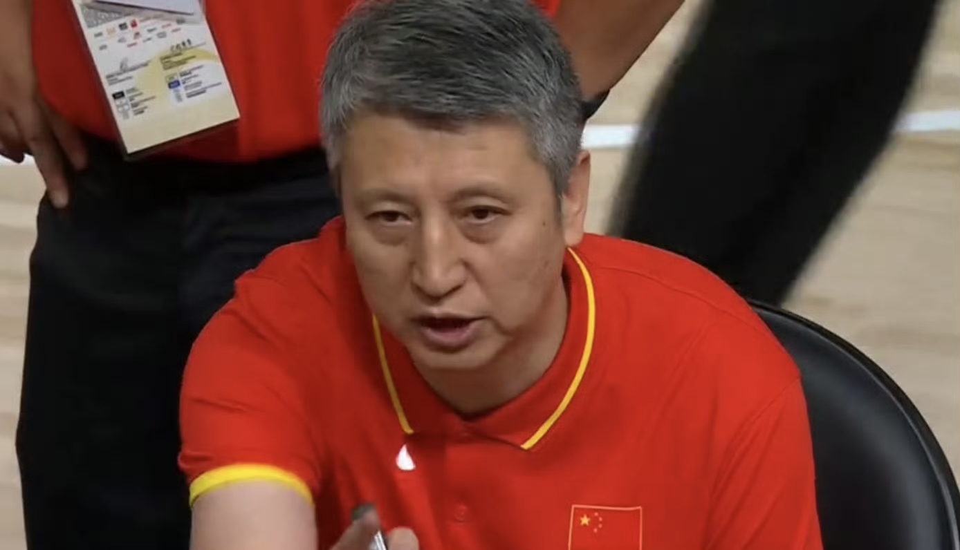 中国男篮再创亚运最差战绩，12年原地踏步越打越倒退

名古屋亚运会男篮铜牌战，中国男篮70-79输给伊朗，无缘奖牌，最终排名第四，男篮亚运历史，本次第四是第二差战绩，仅仅好过2014年仁川亚运会的第五名。从2015年跌入低谷之后，兜兜转转十几年，中国男篮好像没有进步。

下半场攻防全面崩盘，第三节频