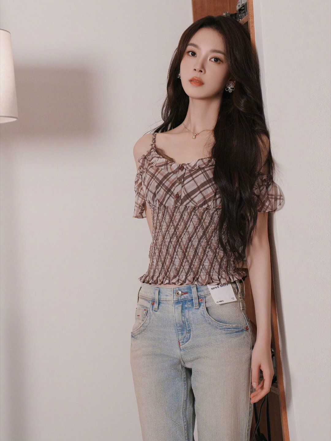 #陈瑶发文庆祝自己和闺蜜20周年##我家那闺女#
演员陈瑶晒照纪念与闺蜜相识二十周年，感慨时光飞逝，送上对彼此的美好祝福。合照里两人比耶自拍、共吻蛋糕、体验陶艺，把珍贵瞬间一一留存。粉丝晒出二人制作的陶瓷杯，纷纷祝愿这份珍贵友谊岁岁绵长[哈哈] ​