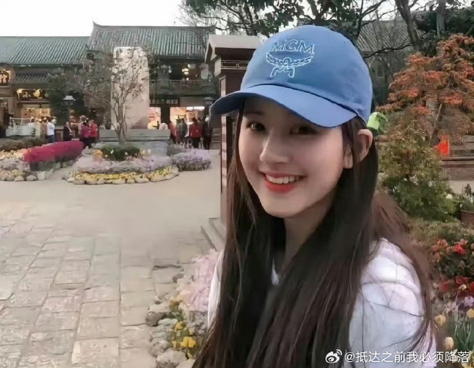 赵露思的小学毕业照一眼就能认出是她，真的长得很有辨识度！难怪后来能成为明星，原来从小就具备了那种气质
