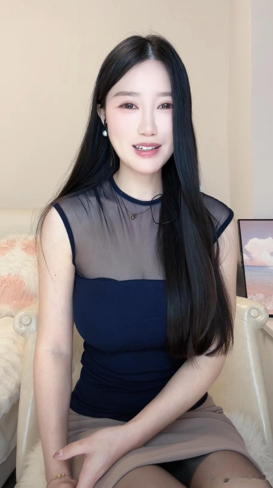 温柔甜美的女孩，微笑中透出自信与优雅。