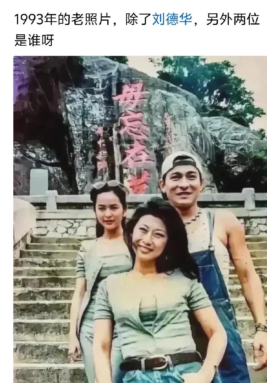 昨晚整理旧物。
翻出一张磨损的CD。
一直觉得叶倩文是粤语歌的天花板，但今天重听《至少还有你》才发现，林忆莲的转音才是真的绝，那种细腻的情感处理，真的没人能替代。叶倩文白发开唱
