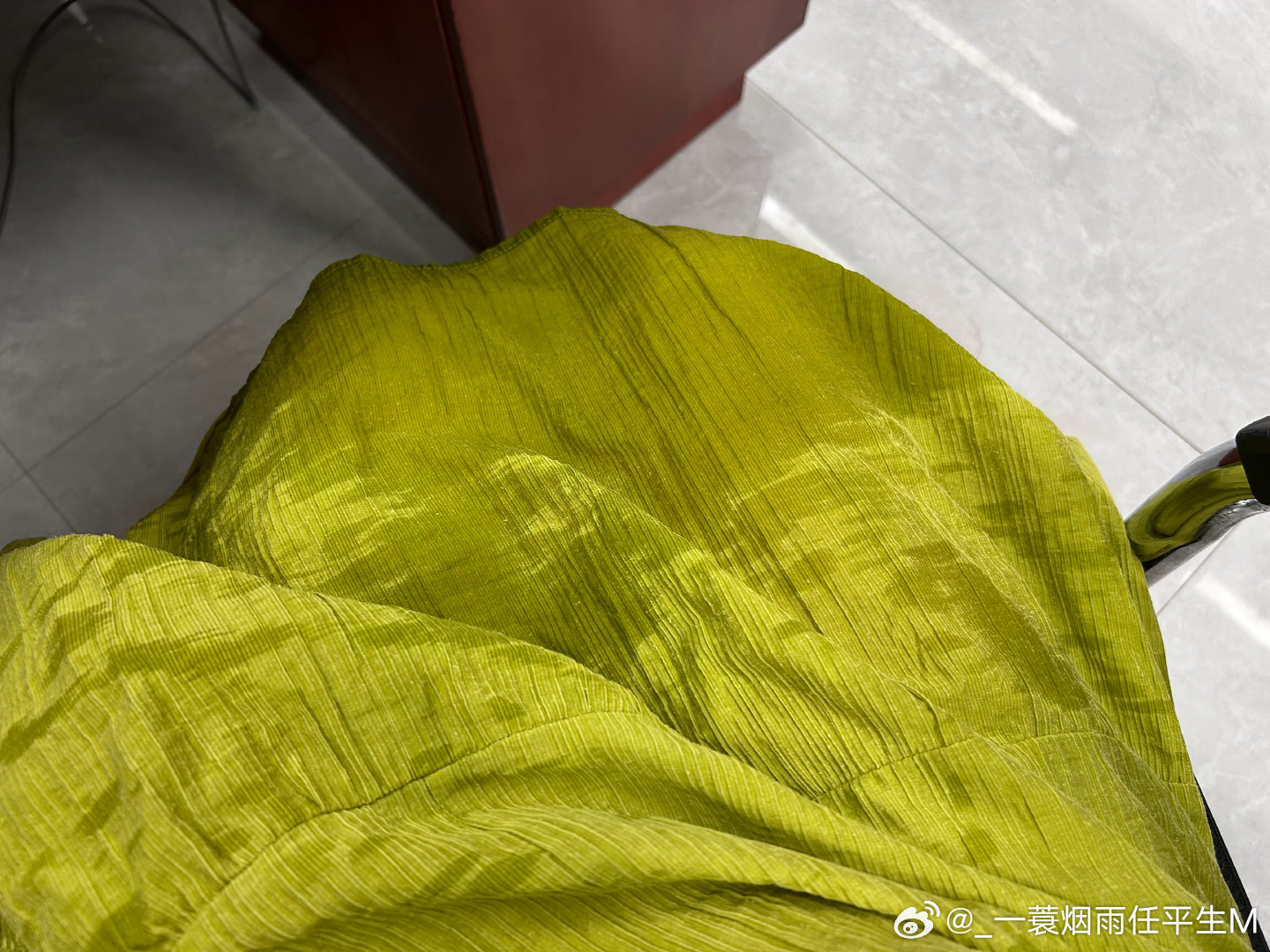冒着大雨去镇政府送资料，手机接连嘀嘀嘀的通知声，还以为有领导的重要指示，遂特地停车看手机，屏幕上显示着扫地机器人悬空“救救我 救救我”，我两眼一黑差点撅过去，我救你谁救我啊啊啊啊！ ​